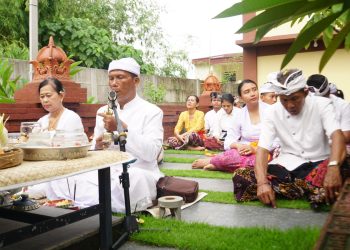 Ibadah Hari Raya Kuningan di Pura Kertha Bumi Bhayangkara