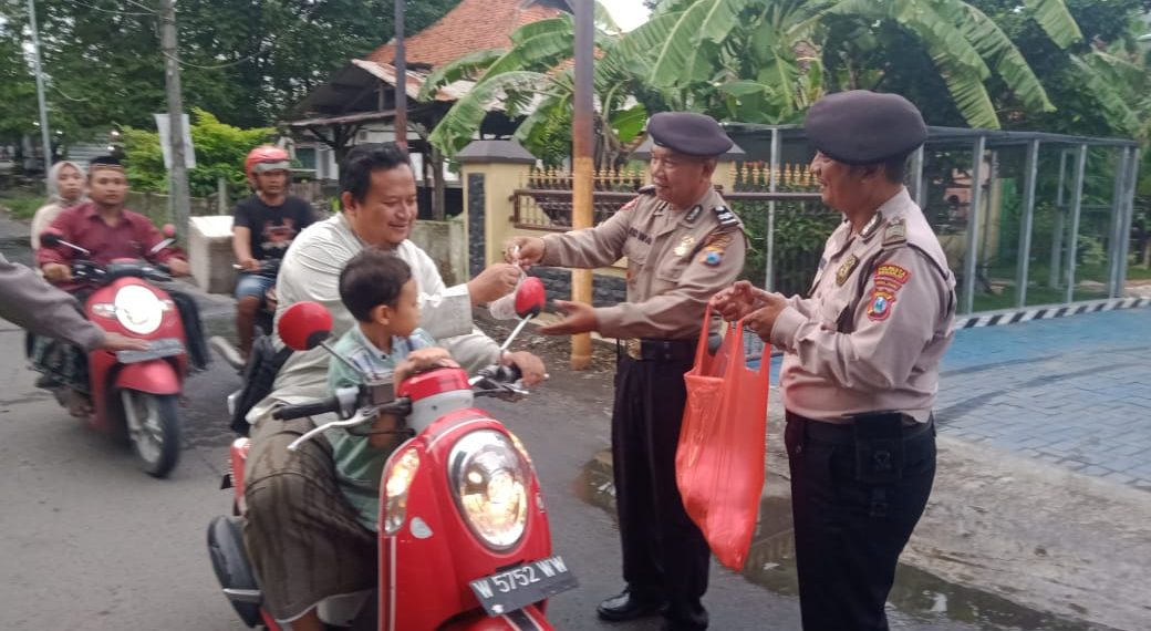 Polsek Tanggulangin Bagikan Takjil dan Kampanyekan Tertib Berlalu Lintas