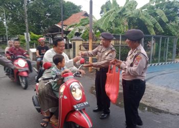 Polsek Tanggulangin Bagikan Takjil dan Kampanyekan Tertib Berlalu Lintas