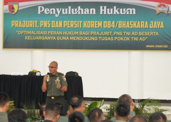 Prajurit, PNS TNI AD dan Persit Menerima Penyuluhan Hukum dari Kumdam V/Brawijaya