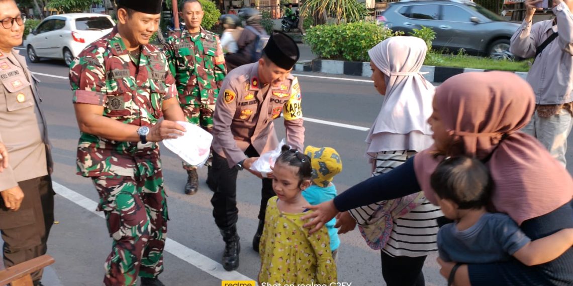Sinergi TNI-Polri di Sidoarjo Berbagi di Bulan Suci