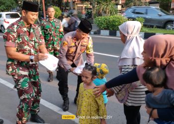 Sinergi TNI-Polri di Sidoarjo Berbagi di Bulan Suci