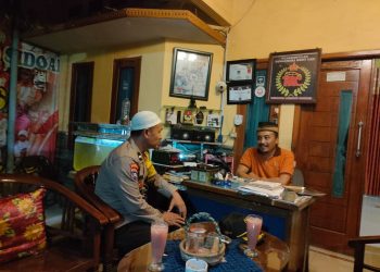 Bhabinkamtibmas Tulangan Jalin Komunikasi Tokoh Masyarakat