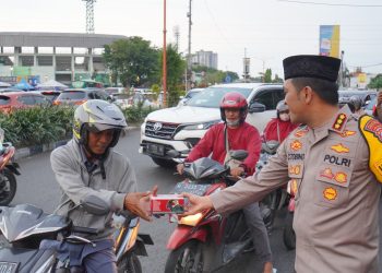 Berkah Ramadhan, Polresta Sidoarjo Bagikan Takjil ke Masyarakat