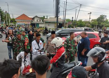 Forkopimka Tanggulangin Gandeng Perguruan Silat dan Suporter Bola Bagikan Takjil