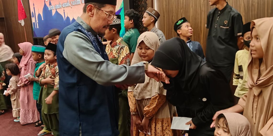 H Khulaim Junaidi Serahkan Santunan ke Anak Yatim dan Panti Asuhan