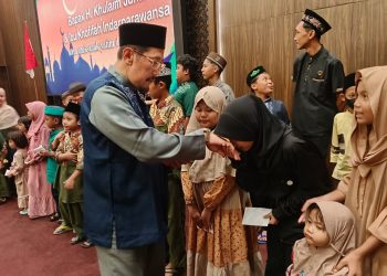 H Khulaim Junaidi Serahkan Santunan ke Anak Yatim dan Panti Asuhan