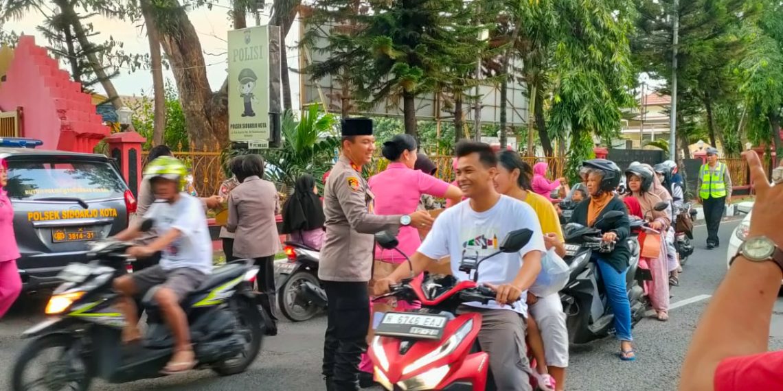 Polsek Sidoarjo Kota bersama Bhayangkari Berbagi di Bulan Suci