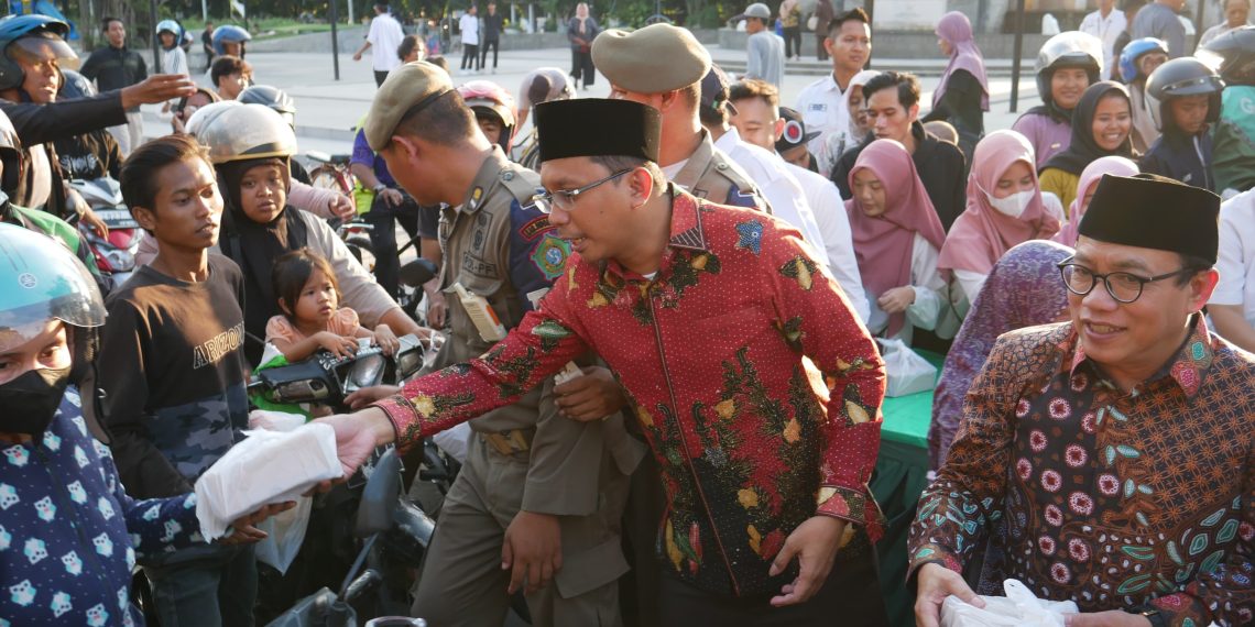 Bupati Gus Muhdlor dan Ketua DPRD Abah Usman bersama ASN Bagi-Bagi Takjil Gratis Berkah Ramadhan