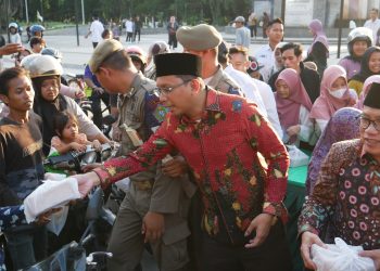Bupati Gus Muhdlor dan Ketua DPRD Abah Usman bersama ASN Bagi-Bagi Takjil Gratis Berkah Ramadhan