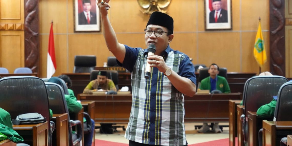 Abah Usman Beri Wawasan Kepemimpinan Sekolah Legislatif DPM Unusida