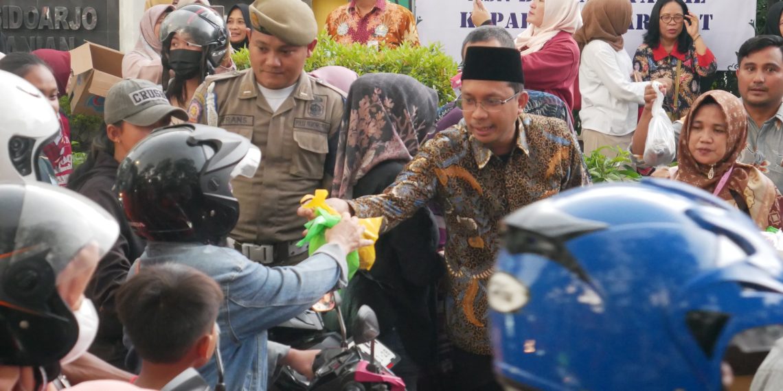 Bagikan 15.000 Takjil Gratis, Gus Muhdlor Berharap Keberkahan Selalu Untuk Sidoarjo