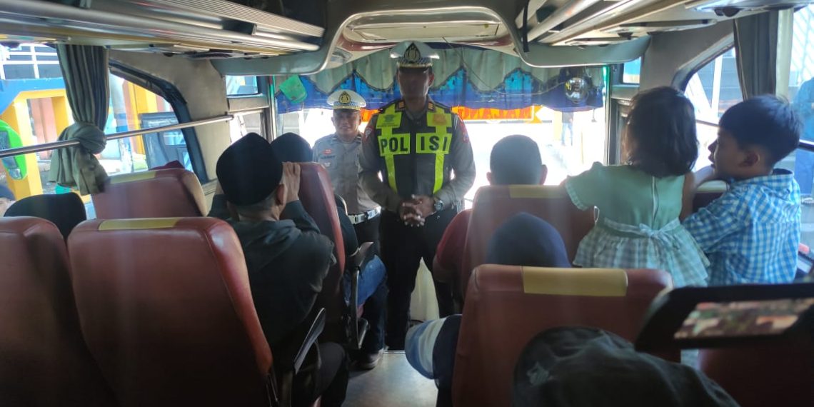 Polisi Berikan Himbauan Keselamatan Kepada Sopir dan Penumpang Bus