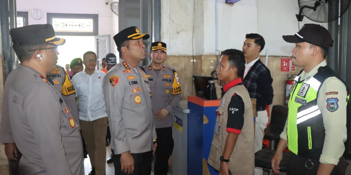 Kapolresta Sidoarjo Cek Arus Balik Penumpang Kereta Api