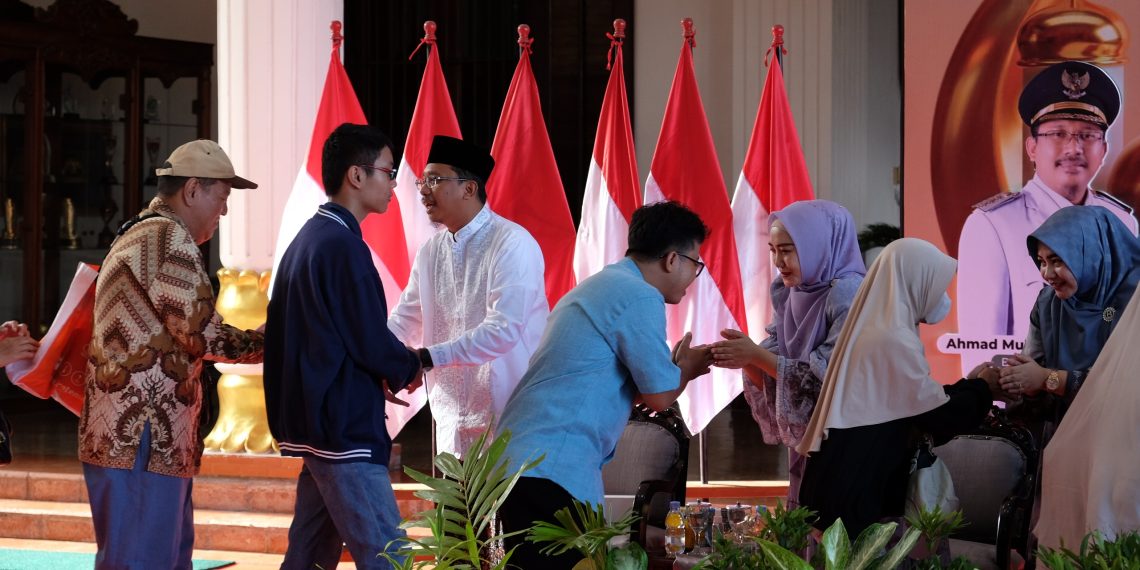 Ribuan Masyarakat Sidoarjo Rela Antri Halal Bi Halal dengan Gus Muhdlor dan Ketua DPRD H Usman