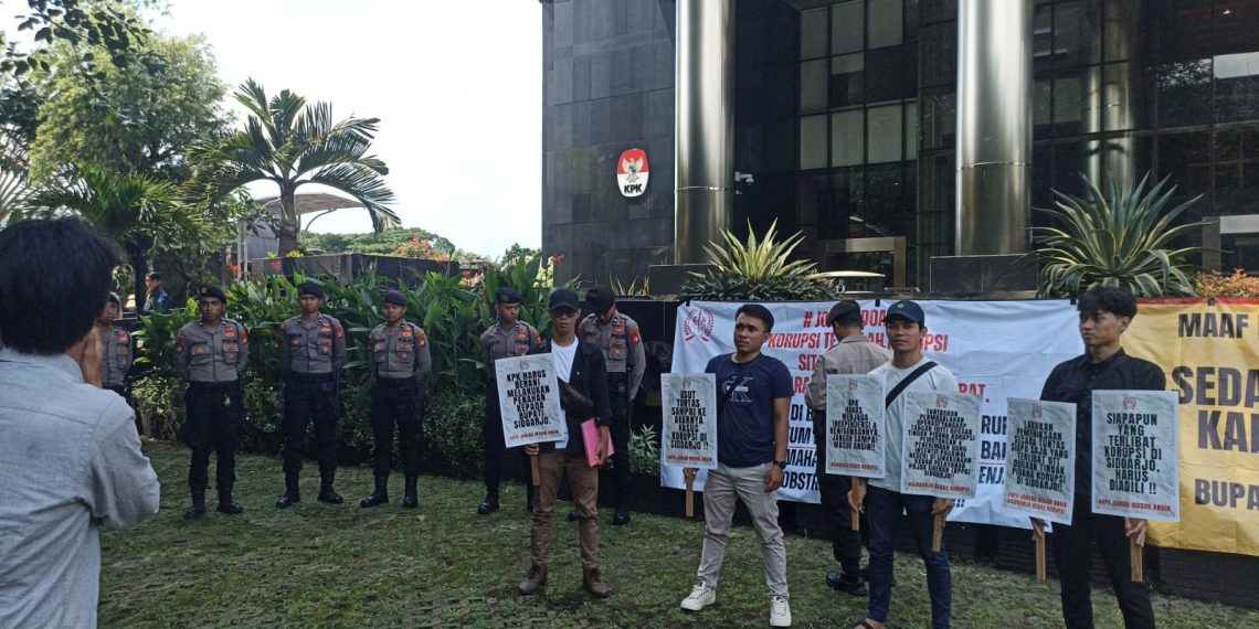 Koalisi Masyarakat Sipil Sidoarjo Demo KPK Desak Bupati Sidoarjo Gus Muhdlor Ditahan