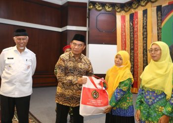 Menko Muhadjir Serahkan Bantuan Darurat Bencana