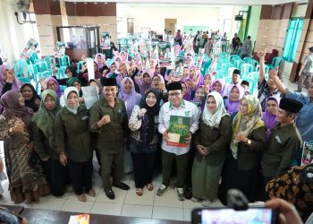Diiringi Sholawatan dan Dikawal Puluhan Perempuan Bangsa, Abah Usman Mantap Mendaftar Bacabup Sidoarjo dari PKB