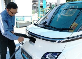 Penuhi Kebutuhan Pengguna Kendaraan Listrik, PLN Surabaya Barat Hadirkan SPKLU untuk Kenyamanan Pengisian Daya
