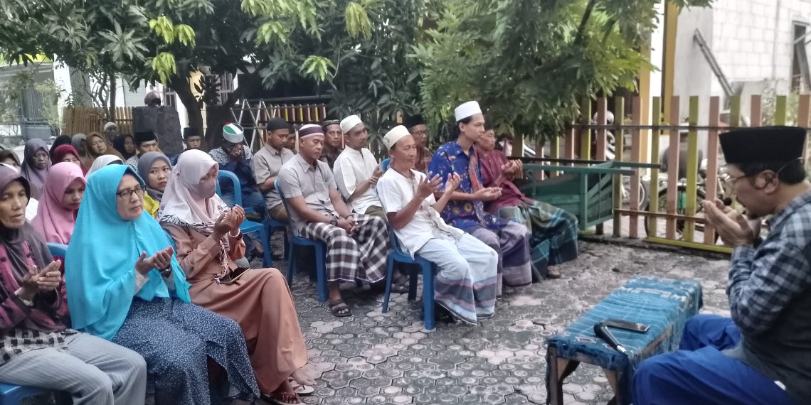 Khulaim Junaidi Bukber dan Beri Bingkisan Lebaran Puluhan Warga Candi Sayang