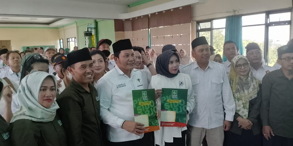 Sekaligus Deklarasi, Bacabup H Subandi dan Bacawabup Hj Mimik Idayana Daftar Bareng ke Desk Pilkada PKB Sidoarjo