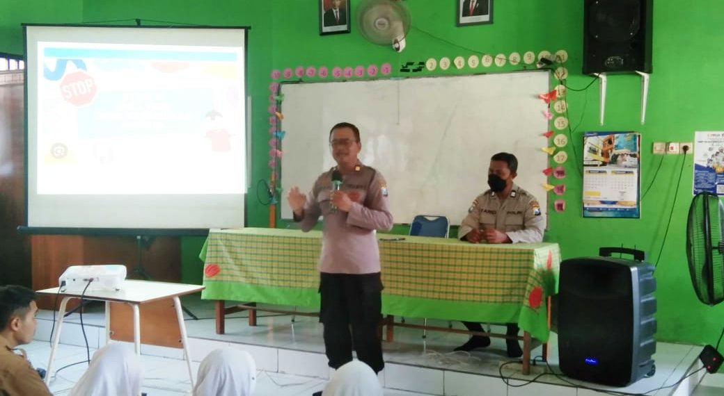 Peringati Hardiknas, Anggota Sat Binmas Polresta Sidoarjo Edukasi Pelajar