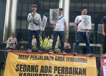 Puluhan Massa KMSS Demo Datangi KPK Minta Bupati Sidoarjo Gus Muhdlor Ditahan