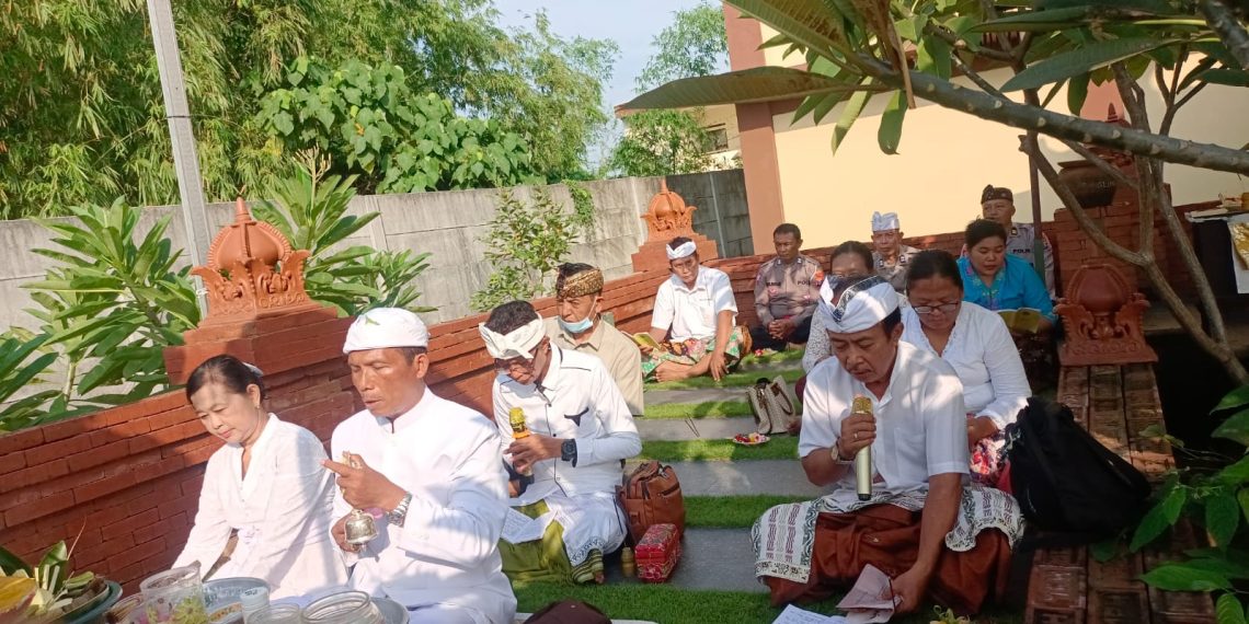 Polresta Sidoarjo Gelar Ibadah Suci Tilem dan Doakan Kesuksesan WWF Bali