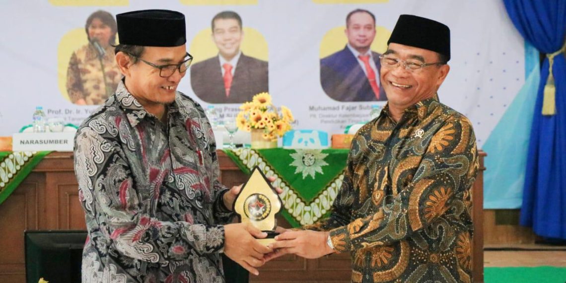 Menko PMK Apresiasi Program Studi Akupunktur dan Herbal di UMUKA Solo