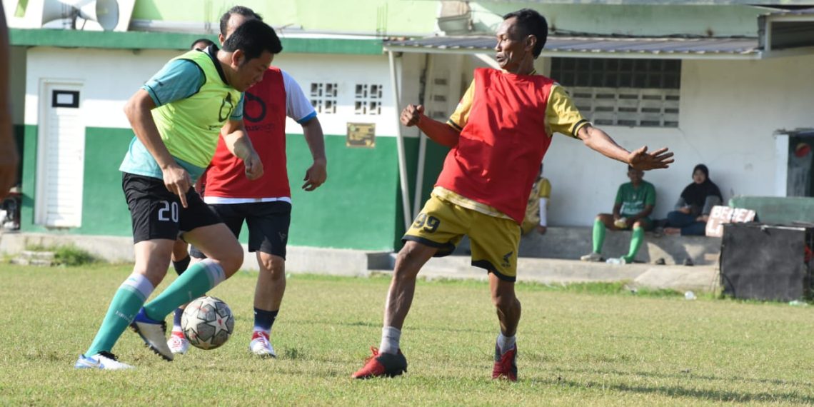Perkuat Tim Kades Waru, Plt Bupati H Subandi Cetak Gol Lawan Tim Masyarakat