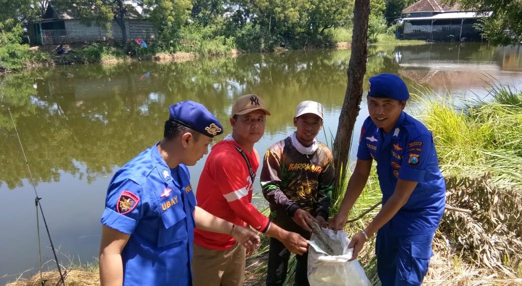 Peduli Kawasan Pesisir, Satpolairud Polresta Sidoarjo Bersihkan Sampah bersama Warga