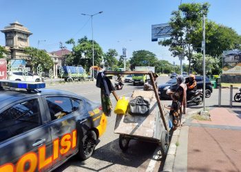 Sat Samapta Polresta Sidoarjo Patroli Kamtibmas sambil Berbagi