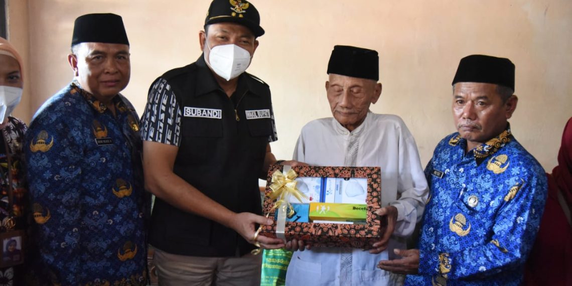 Plt Bupati Sidoarjo H Subandi Pastikan Mbah Duladi Tercover BPJS dan Kebutuhan Pokoknya