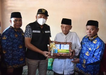 Plt Bupati Sidoarjo H Subandi Pastikan Mbah Duladi Tercover BPJS dan Kebutuhan Pokoknya