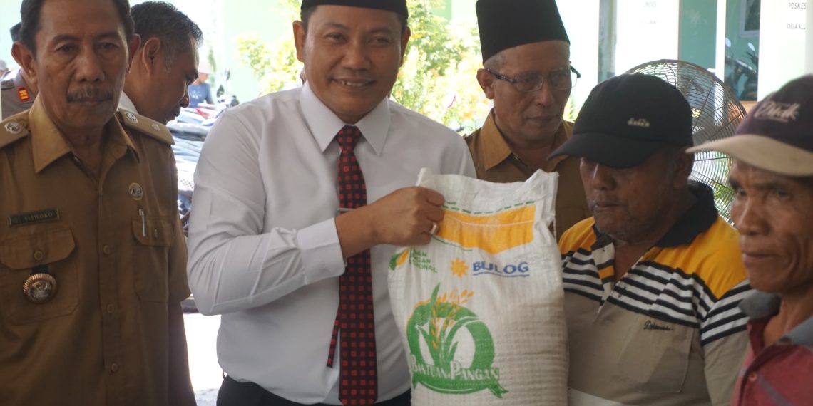 Plt Bupati Sidoarjo H Subandi Kawal Langsung Bantuan Pangan Beras di Kecamatan Candi