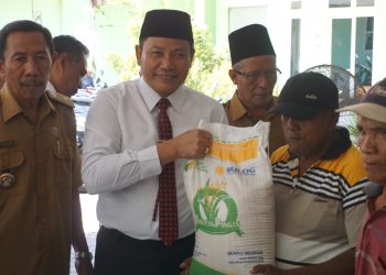 Plt Bupati Sidoarjo H Subandi Kawal Langsung Bantuan Pangan Beras di Kecamatan Candi