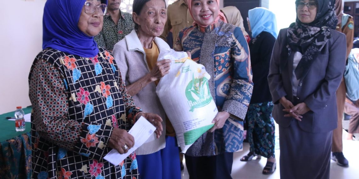 PKM di Kecamatan Waru dan Sedati Menerima Bantuan Pangan Beras