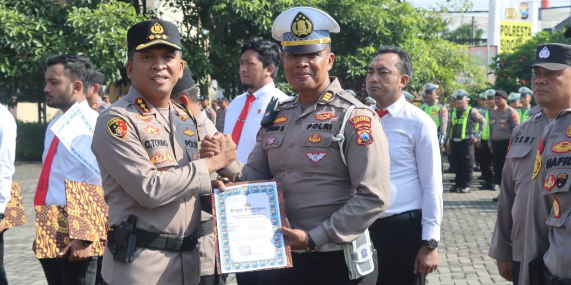 Kapolresta Sidoarjo Berikan Penghargaan 73 Anggota