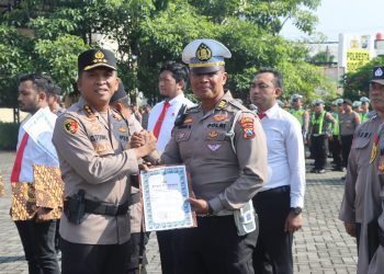 Kapolresta Sidoarjo Berikan Penghargaan 73 Anggota