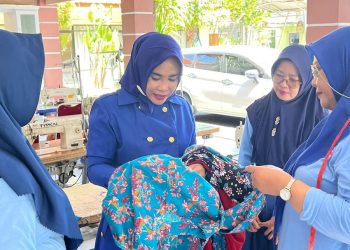Gelar Pelatihan Menjahit dari Dana Pokir, Hj Mimik Idayana Cetak Entrepreneur Perempuan Mandiri