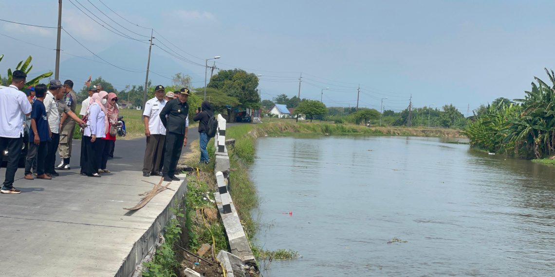 Plt Bupati Sidoarjo H Subandi Perintahkan Dinas PU Bina Marga Segera Perbaiki  Plengsengan Jalan Beton di Kedungbocok