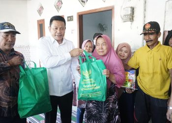 Jumat Berkah Plt Bupati Sidoarjo H Subandi Jenguk dan Bantu Warga Sakit