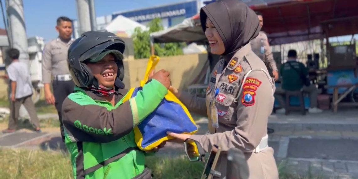 Jelang Hari Bhayangkara ke-78, Satlantas Polresta Sidoarjo Berbagi Sembako dan Edukasi Tertib Berlalu Lintas