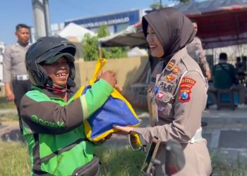 Jelang Hari Bhayangkara ke-78, Satlantas Polresta Sidoarjo Berbagi Sembako dan Edukasi Tertib Berlalu Lintas