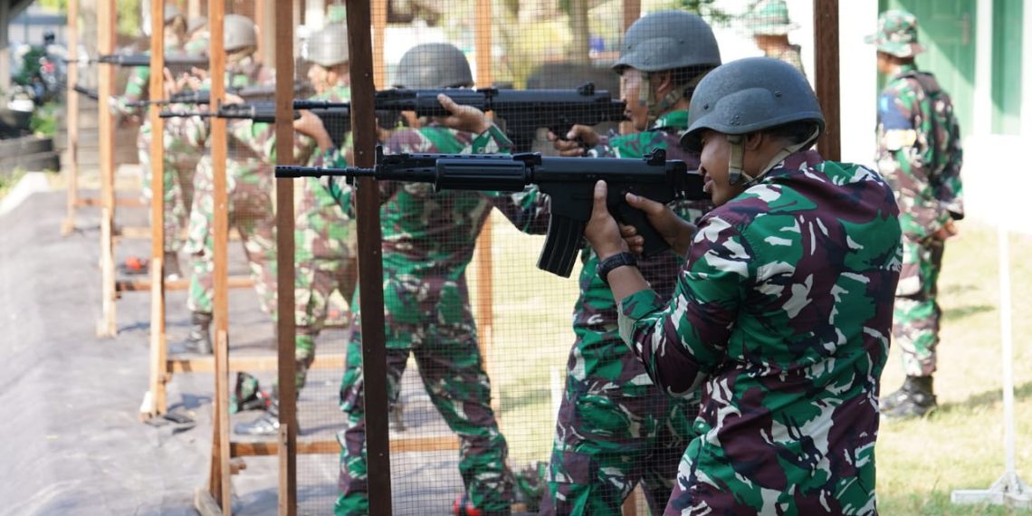 Personel Makorem 084/BJ Mengikuti Latihan Menembak Senjata Ringan