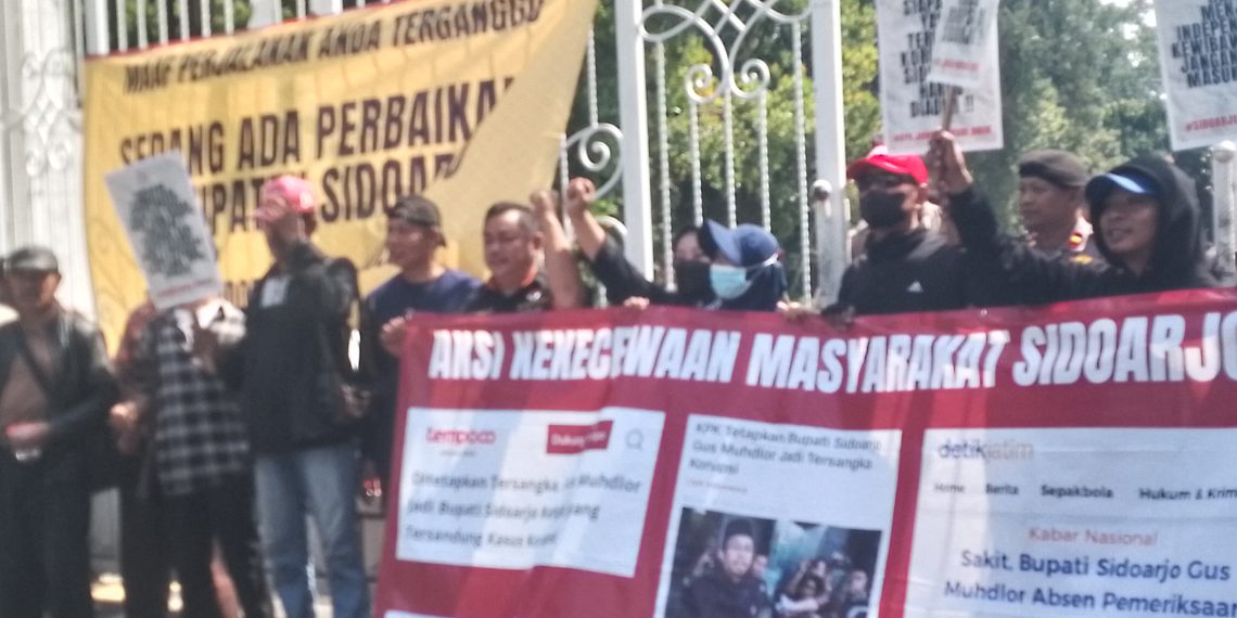 Warga Sidoarjo Demo Datangi Pendopo Cari Bupati Gus Muhdlor Guna Diserahkan ke KPK