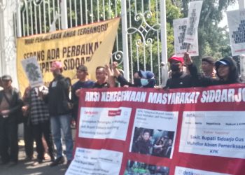 Warga Sidoarjo Demo Datangi Pendopo Cari Bupati Gus Muhdlor Guna Diserahkan ke KPK