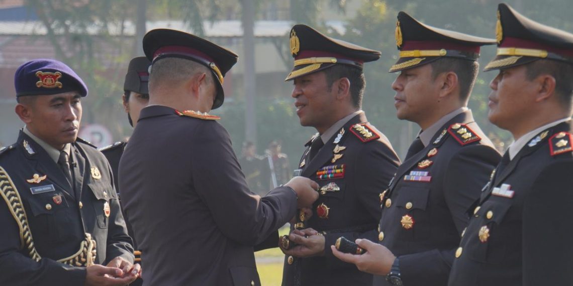 Kapolresta Sidoarjo Dapatkan Pin Emas Kapolri di Hari Lahir Pancasila