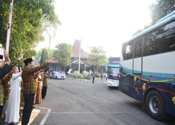 Plt Bupati Subandi : Pemkab Sidoarjo Fasilitasi 16 Bus Gratis Berangkatkan CJH ke Asrama Haji Sukolilo