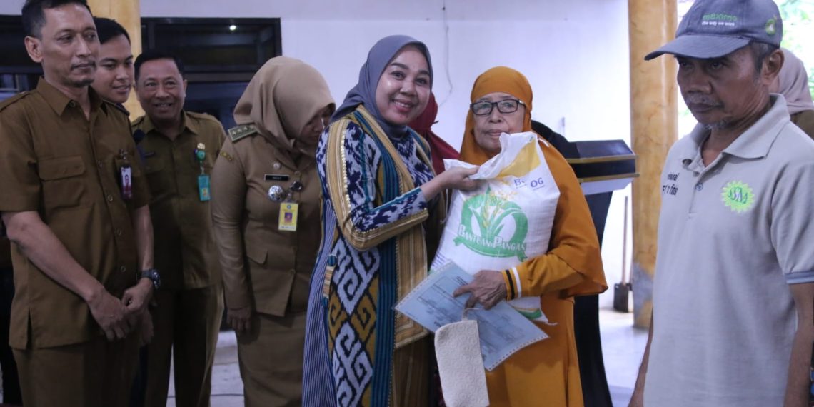 Dr Sriatun Subandi Serahkan Bantuan Pangan Beras Kepada 4.342 KPM Kecamatan Gedangan